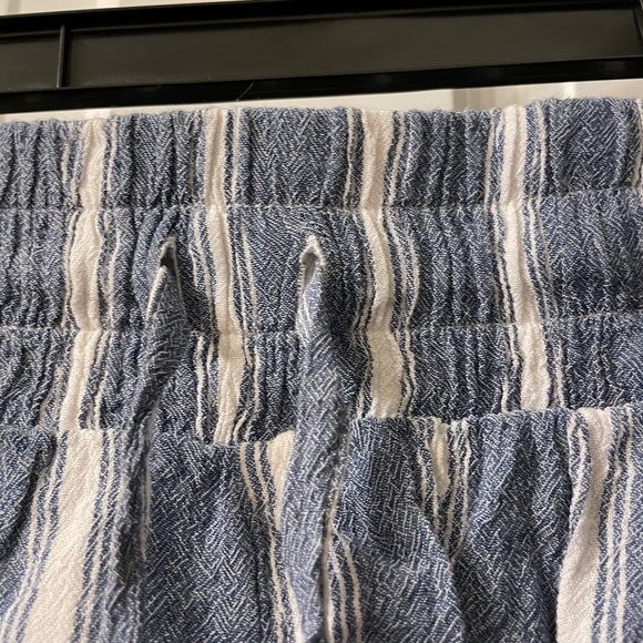 Hollister XS flowy stripped shorts - Picture 2 of 4